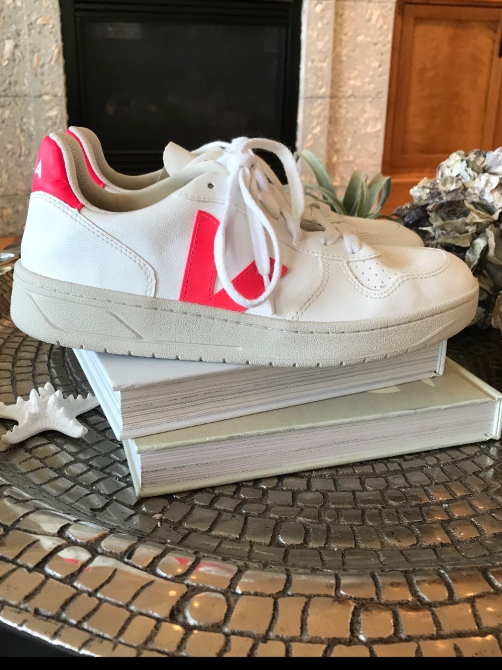 VEJA V-10 CWL VEGAN WHITE ROSE FLUO  LOW TOP SNEAKERS